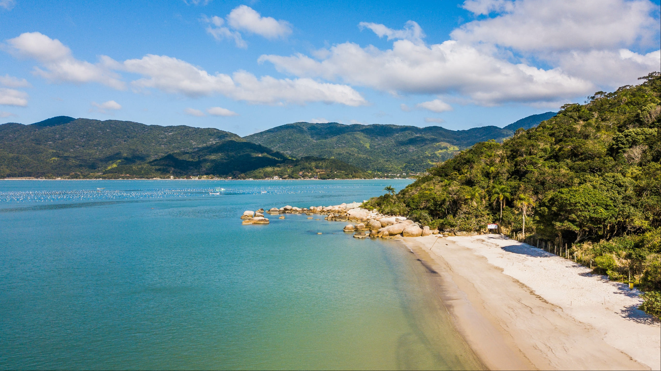 Na foto a praia do tingu