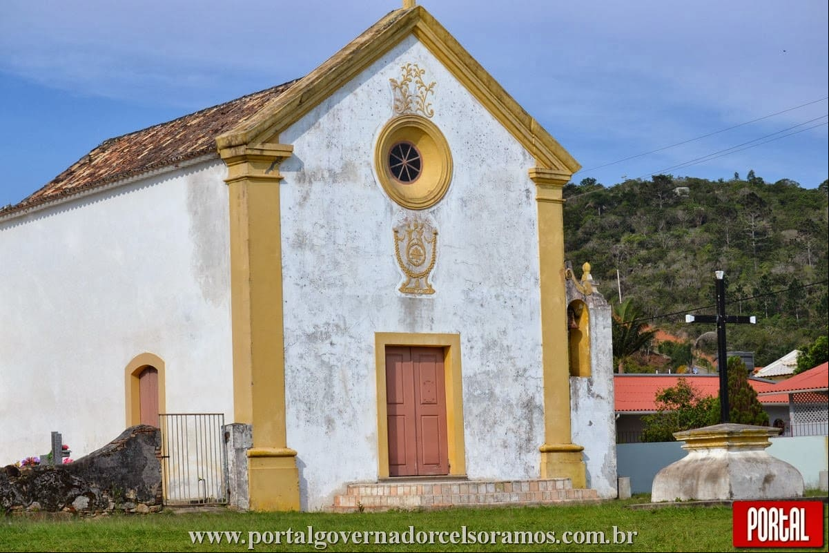 Pequena igreja branca e amarela constru